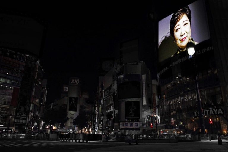 【画像】 全消灯した暗闇の東京を見下ろす百合子
